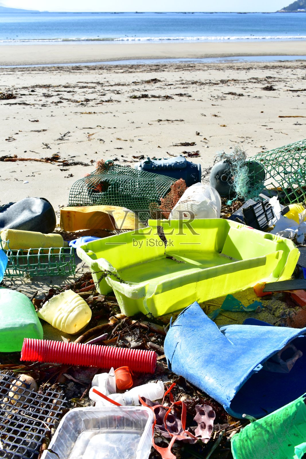 沙滩上有塑料污染的沙子。Rias Baixas，加利西亚，西班牙。照片摄影图片