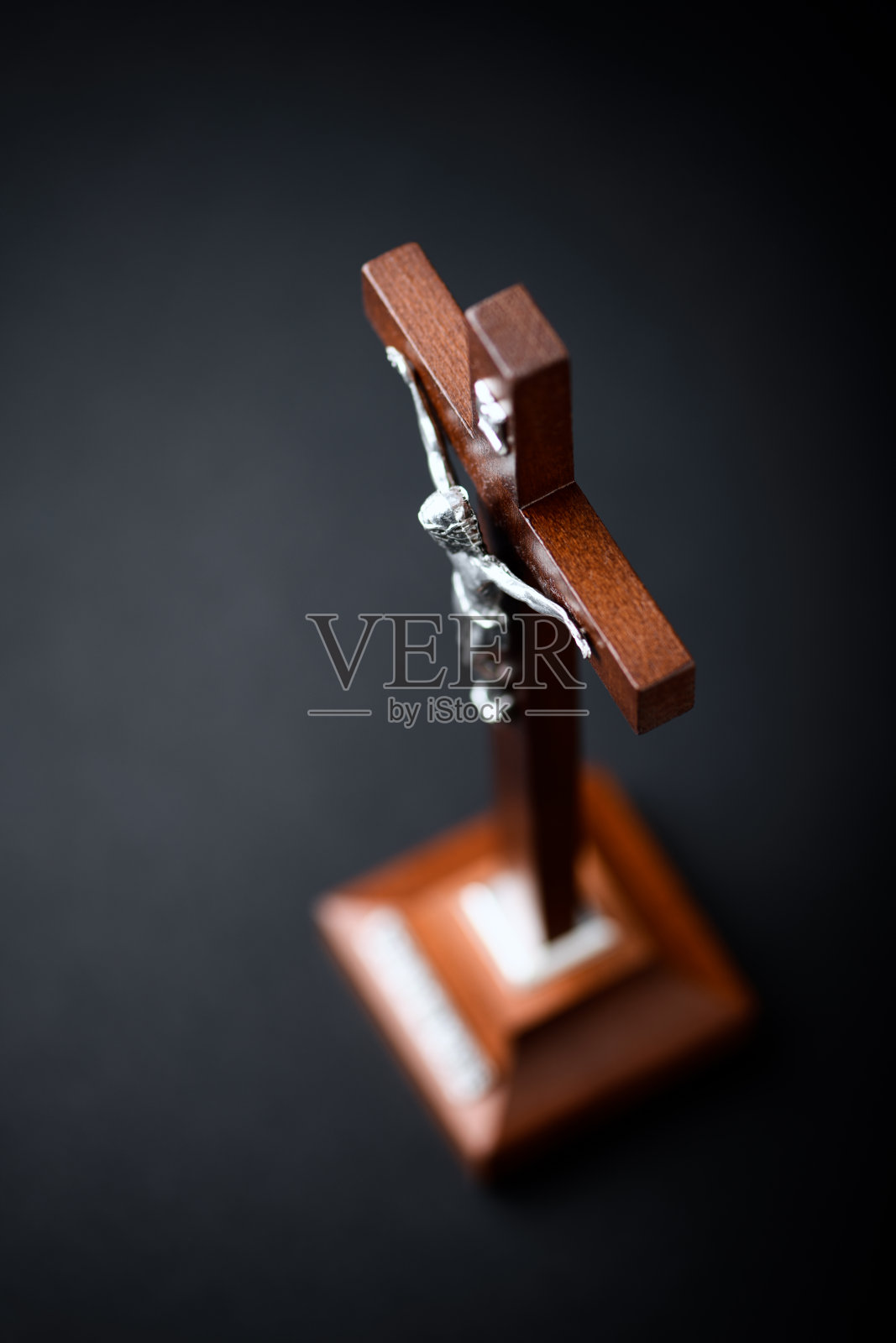 耶稣基督的木制十字架。黑暗的背景。有选择性的重点。关闭了。照片摄影图片