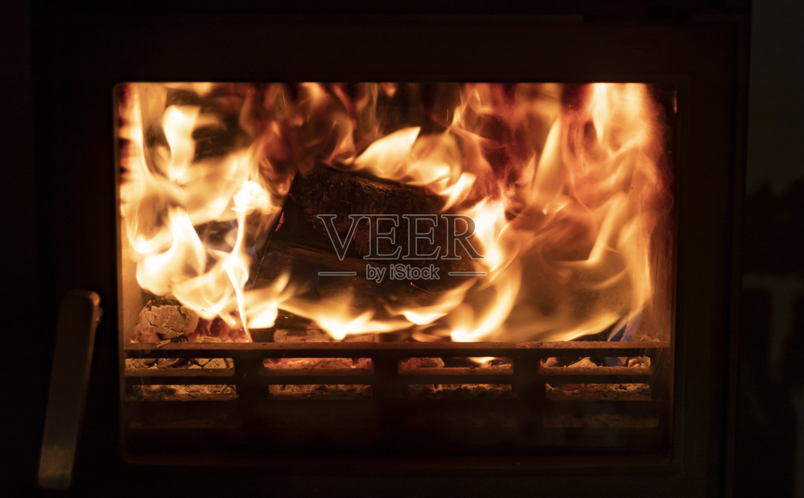 炉子里熊熊燃烧的火照片摄影图片