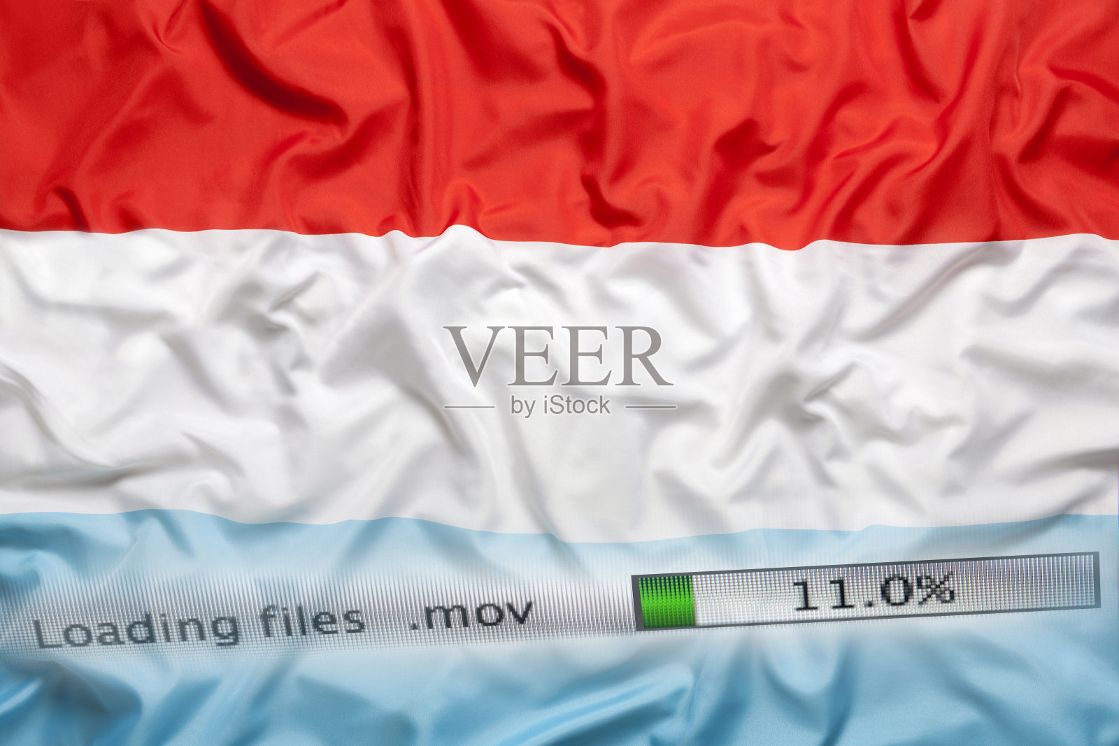 在带有卢森堡标志的电脑上下载文件照片摄影图片