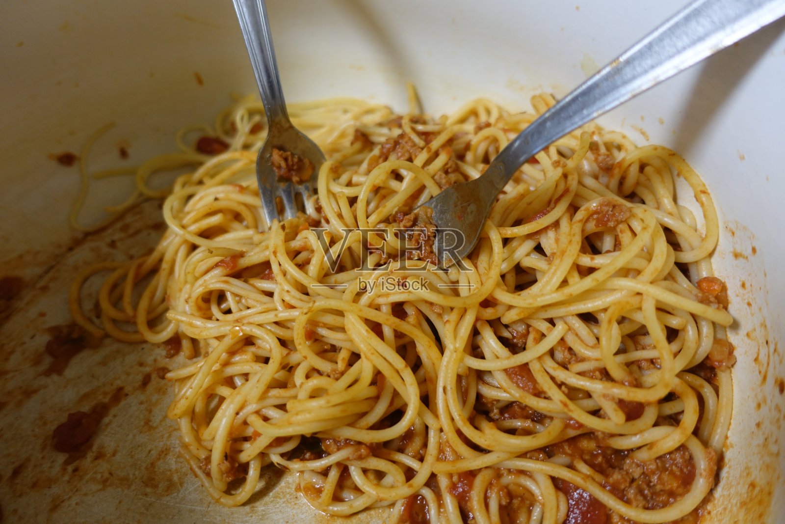 锅里的意大利面和肉酱照片摄影图片