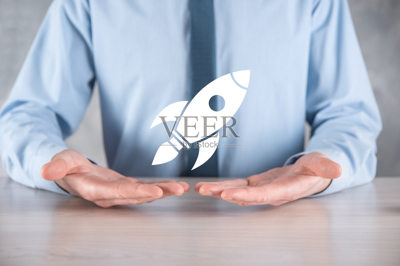 用企业家们抱着抽象的数字火箭图标启动概念，火箭正在发射和腾飞照片摄影图片