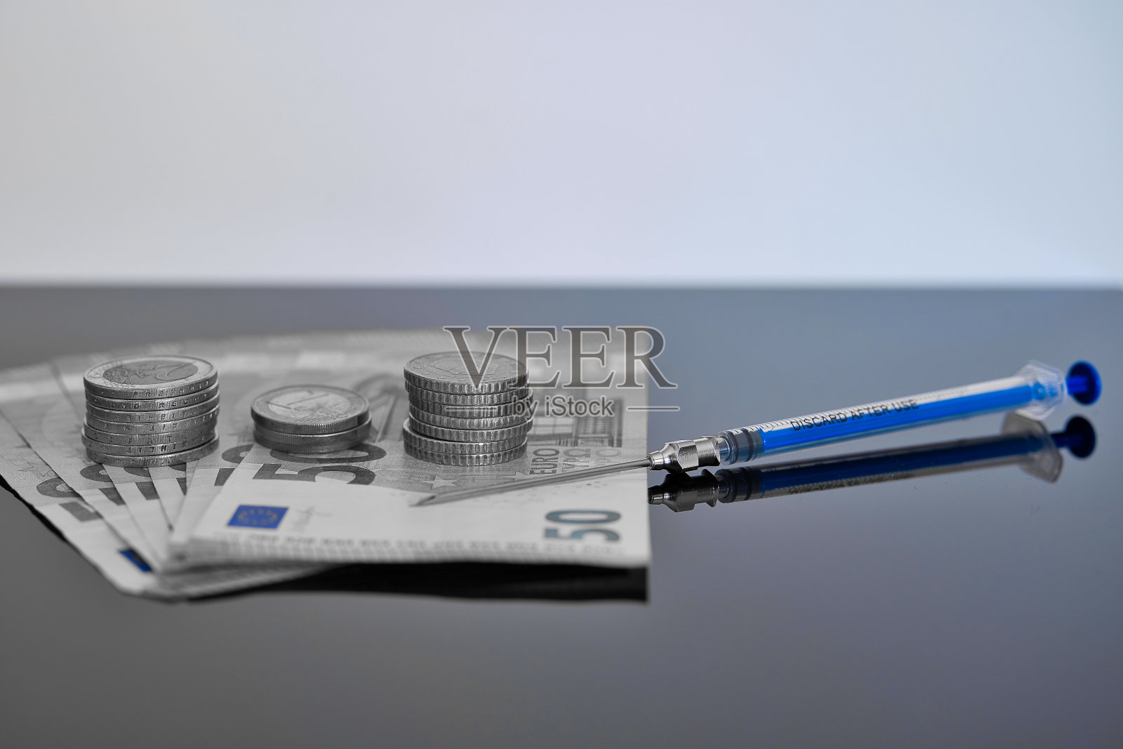 现金与注射器照片摄影图片