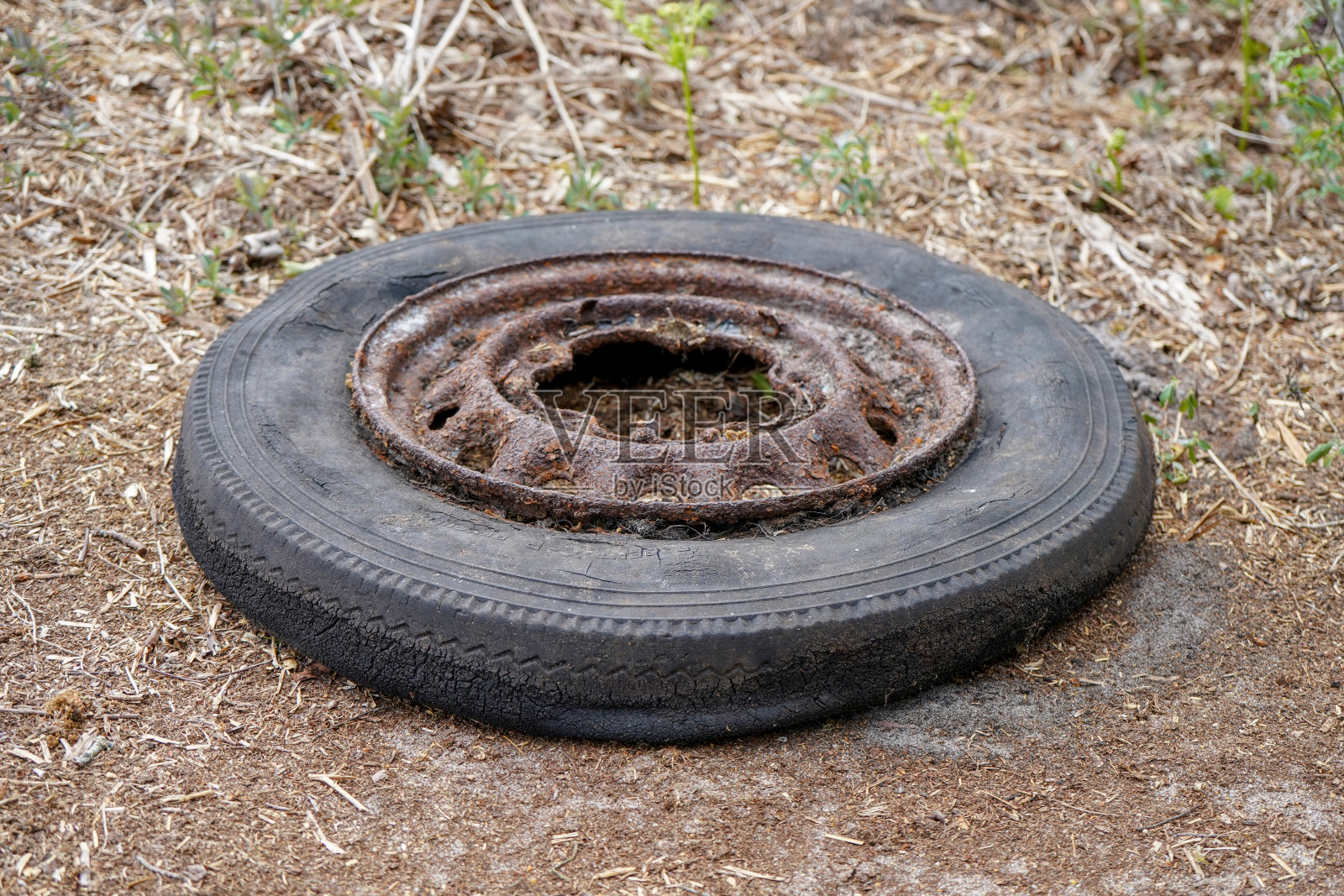 旧轮胎和轮辋被丢弃在外面照片摄影图片