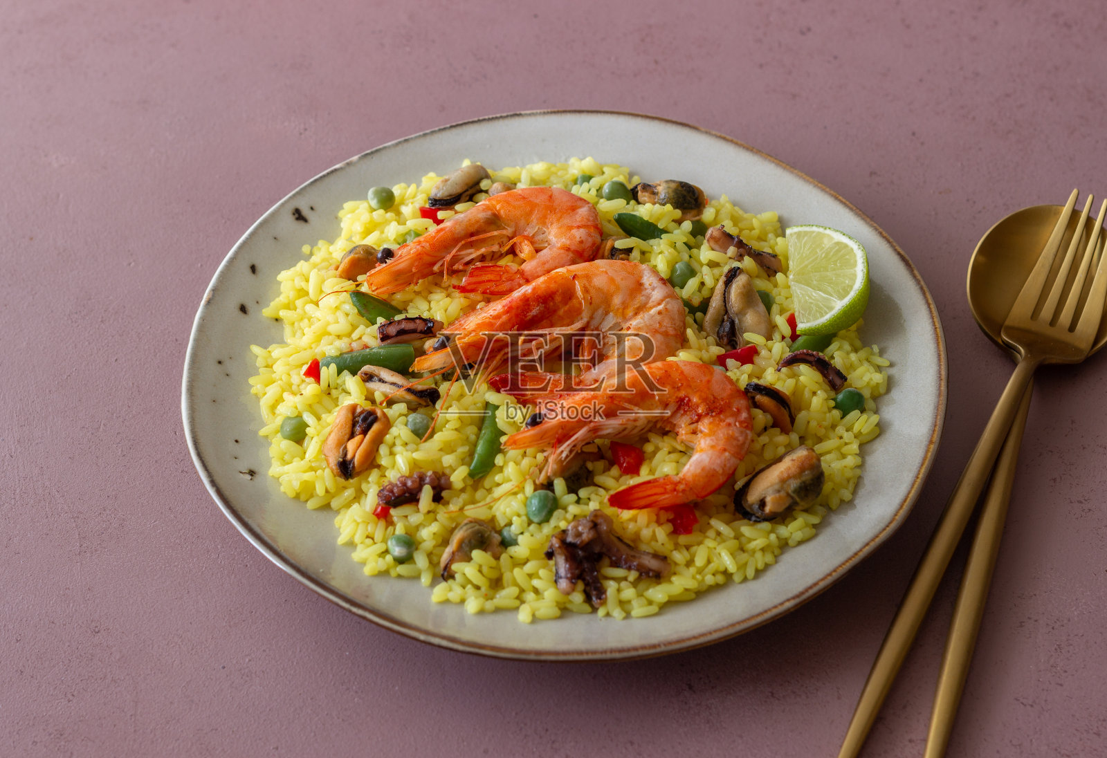 西班牙海鲜饭，搭配海鲜、虾和蔬菜。健康饮食。西班牙菜。照片摄影图片