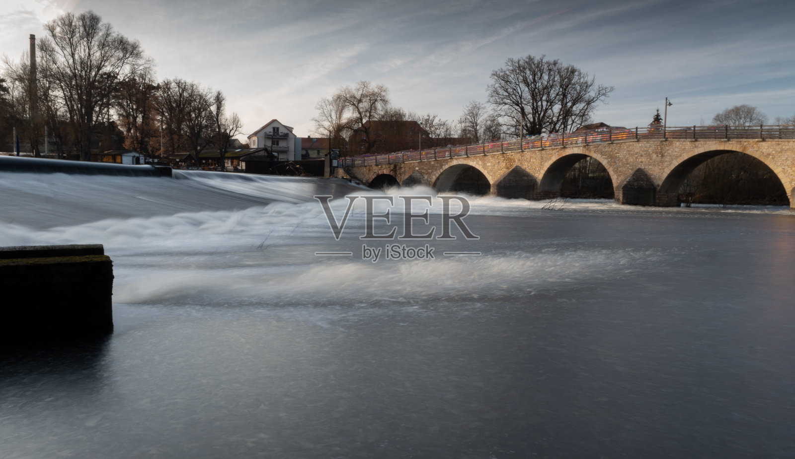 2021年冬天，一个阳光明媚的日子，在耶拿的burgauer大坝休息照片摄影图片
