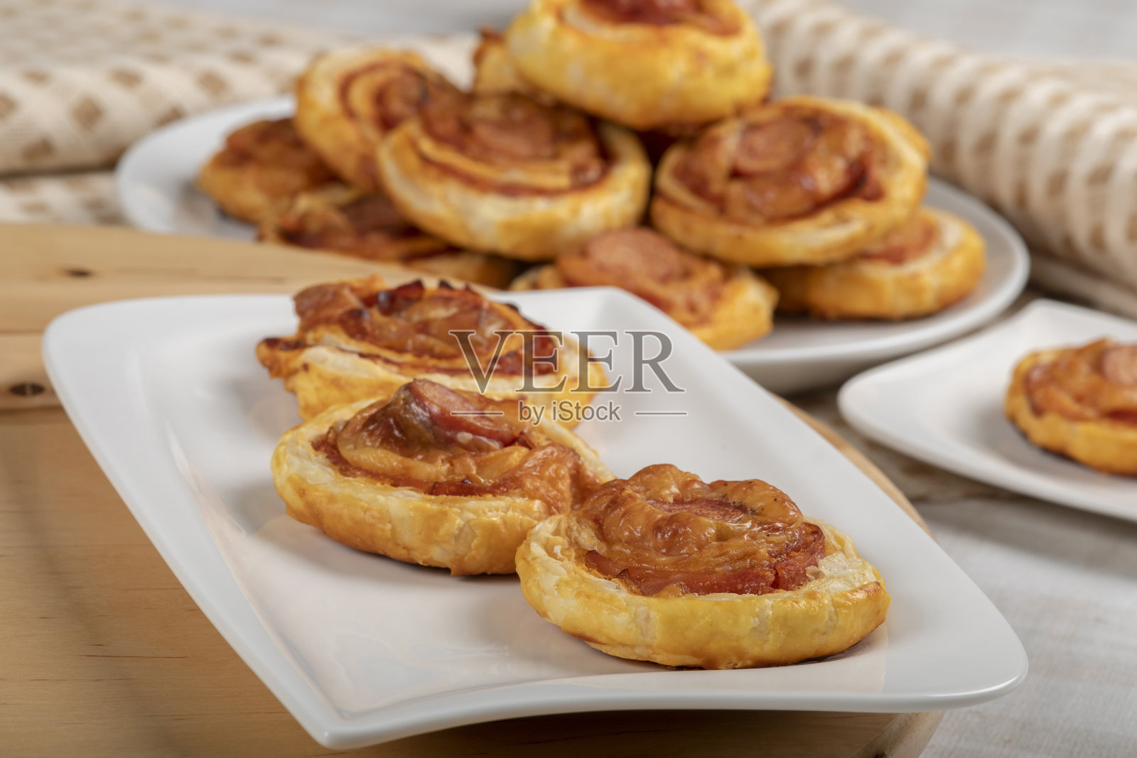 香肠，奶酪和培根的酥皮蛋糕照片摄影图片