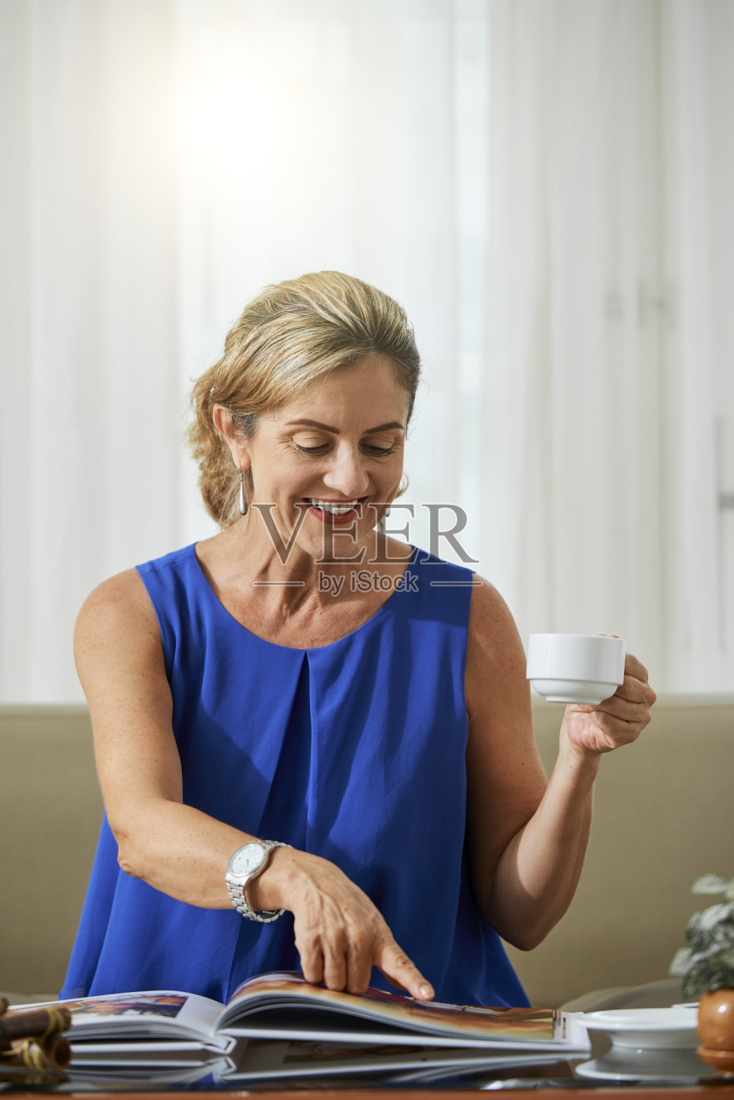 女人看照片照片摄影图片