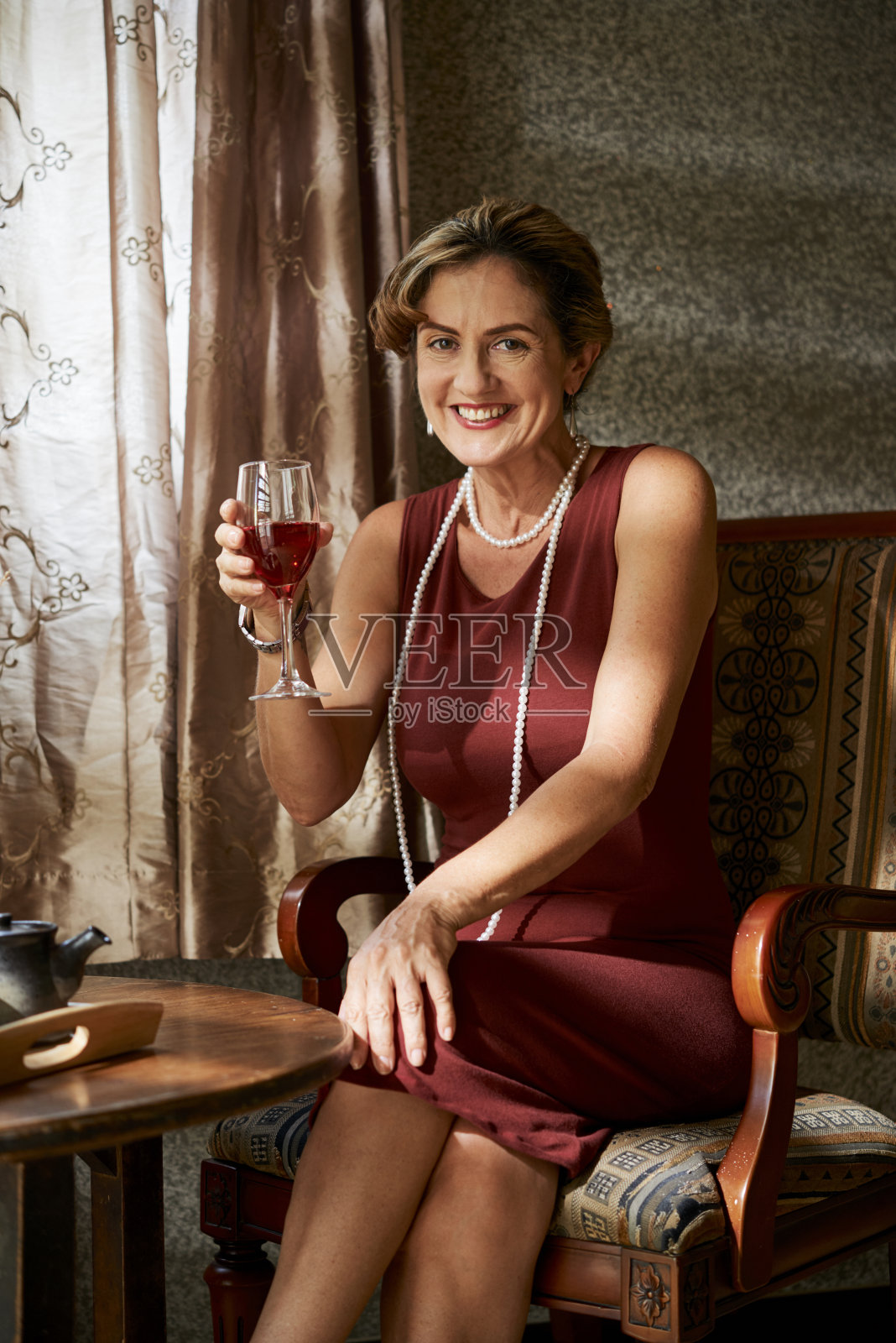 优雅成熟的女人照片摄影图片