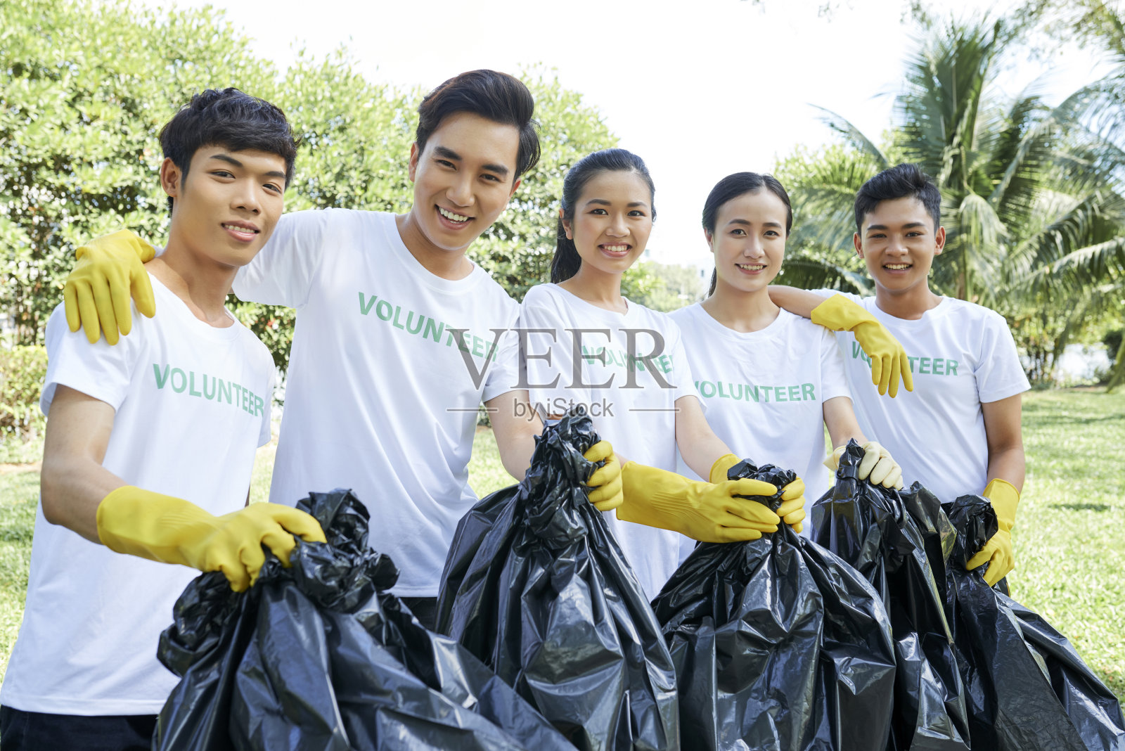 有垃圾袋的义工照片摄影图片