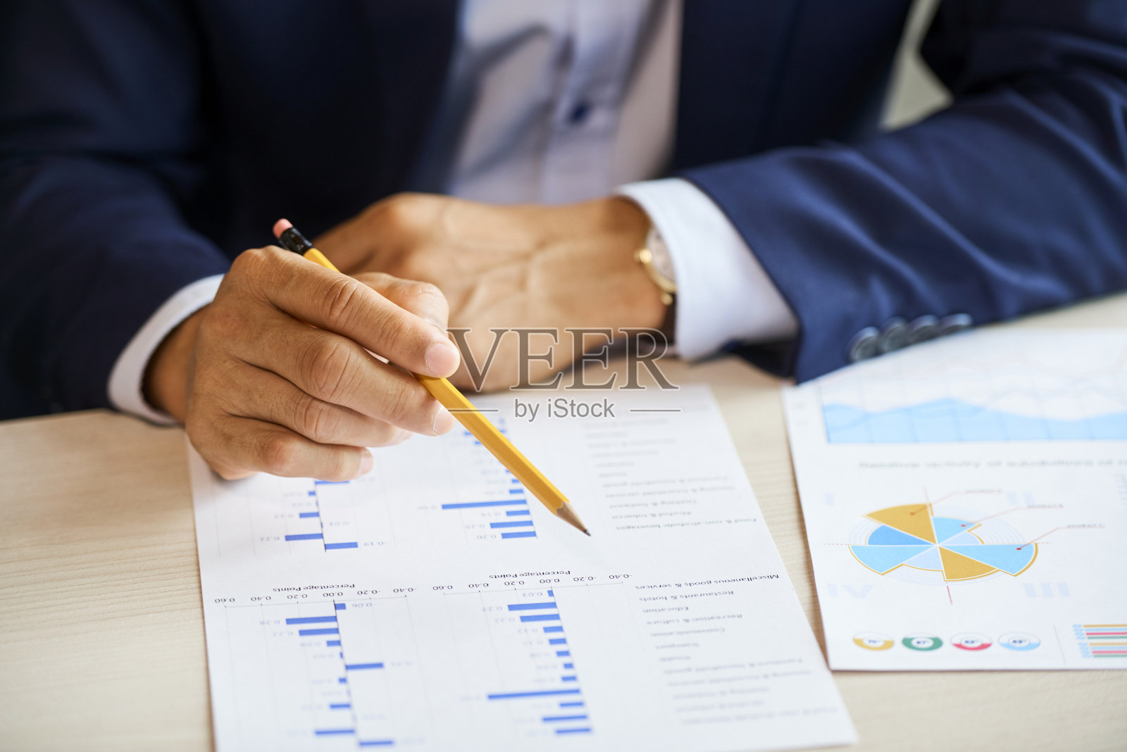 商人用铅笔检查图表照片摄影图片