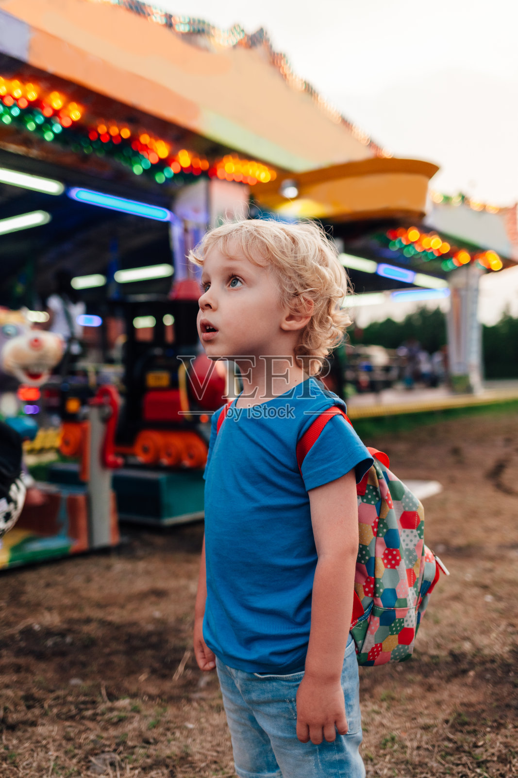 热情的男孩看着月亮公园照片摄影图片