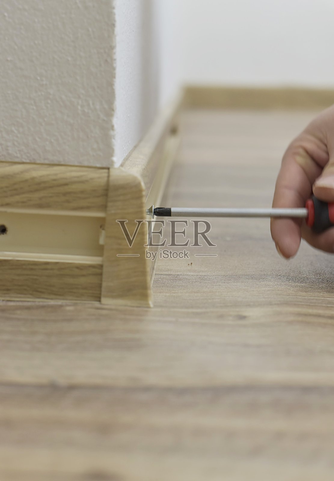 安装塑料地板底座照片摄影图片