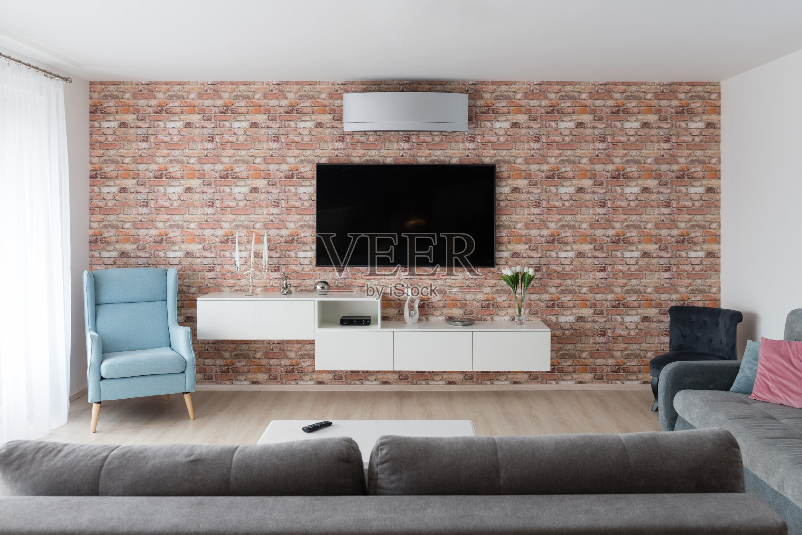 现代客厅里的橱柜和电视照片摄影图片