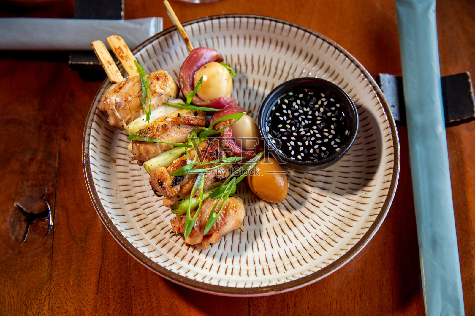 沙茶鸡肉配韭菜，鹌鹑蛋卷在肉串上照片摄影图片