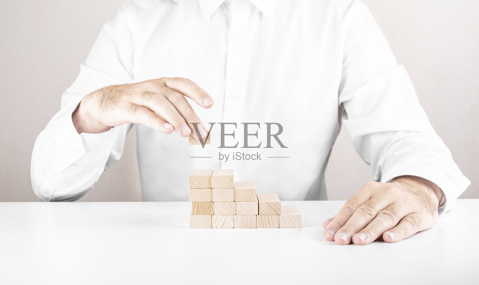 商人用木块搭梯子。业务增长和成功的概念。照片摄影图片