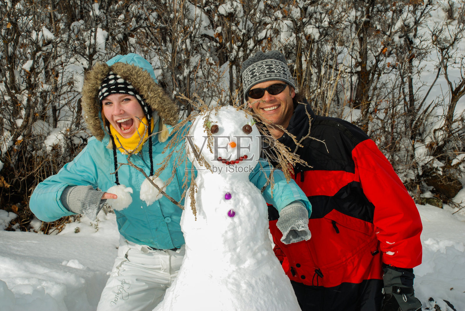 父女堆雪人照片摄影图片