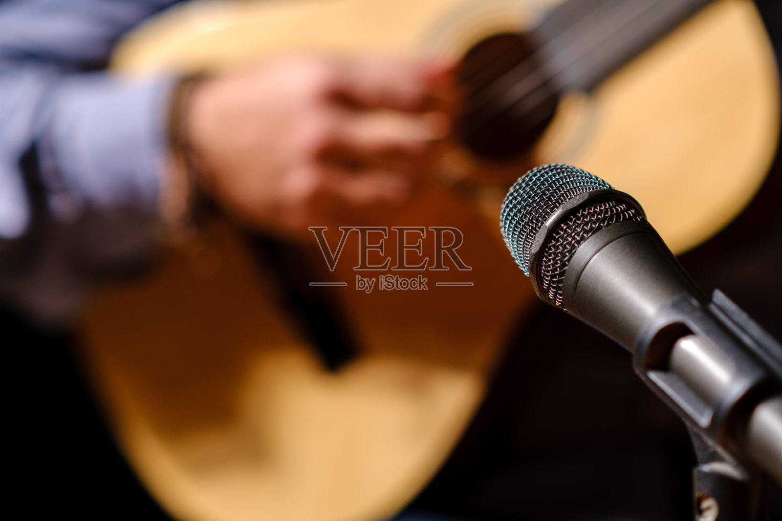 一个男人在室内弹西班牙吉他照片摄影图片