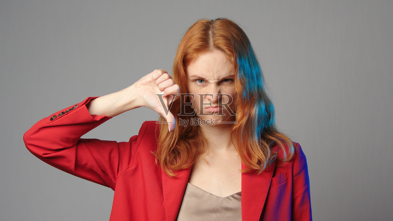 年轻的白人妇女拇指向下手势不喜欢孤立在灰色的copyspace照片摄影图片