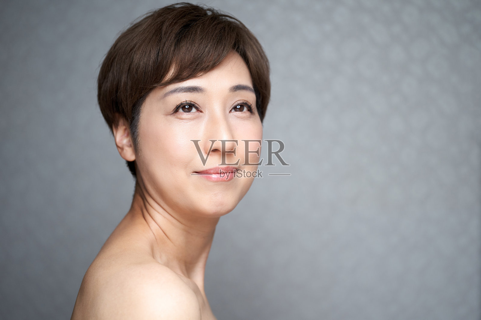 一位看向别处微笑的日本中年妇女照片摄影图片