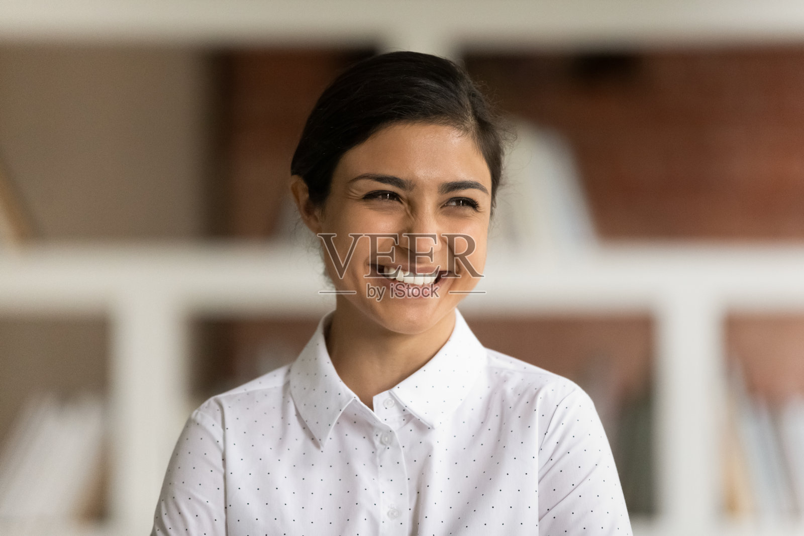 微笑的印度妇女在远处看可视化照片摄影图片