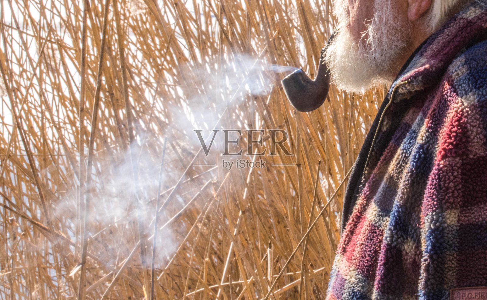 管吸烟的人照片摄影图片