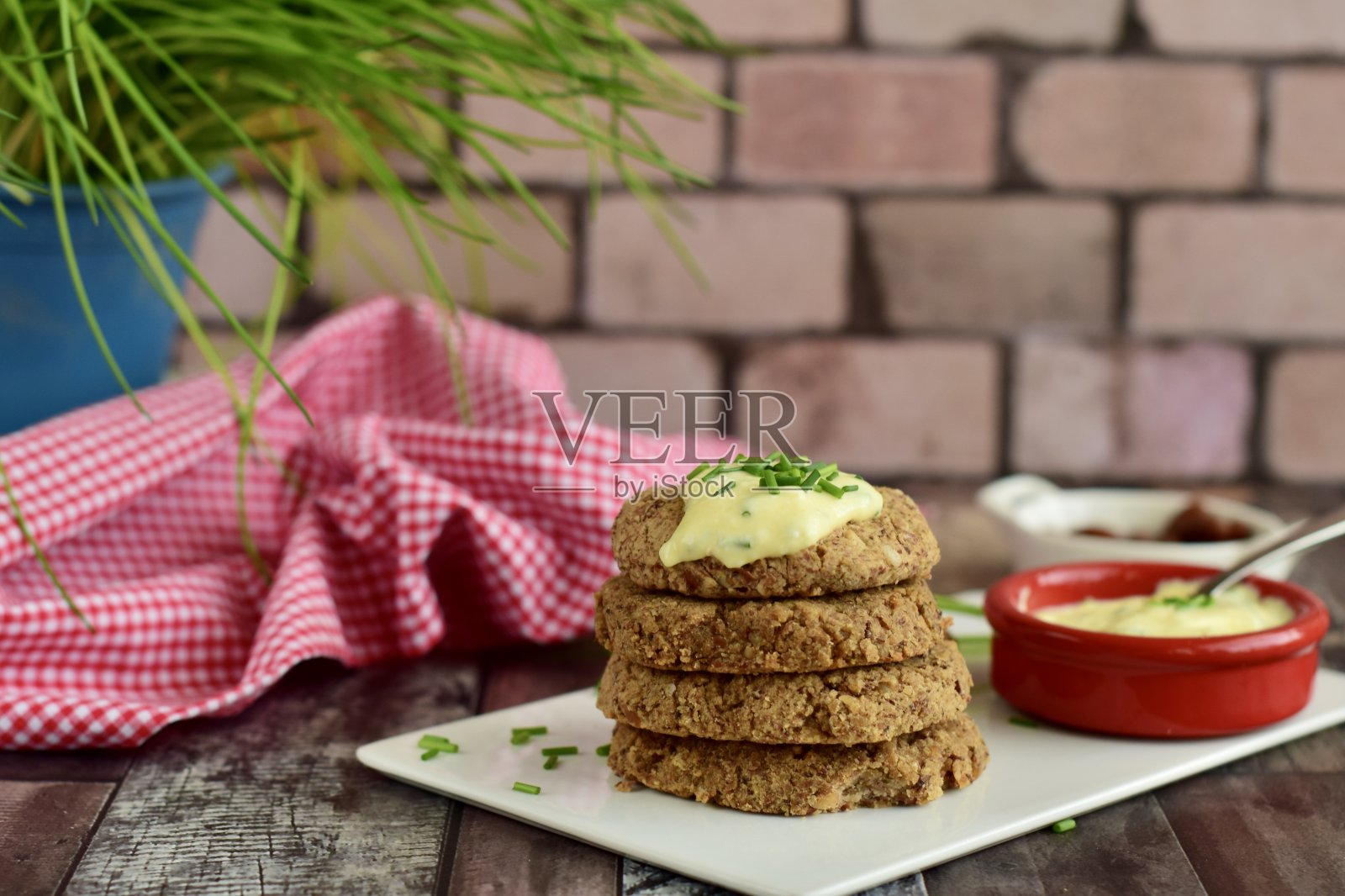 花斑豆饼配蛋黄酱、芥末酱和韭菜照片摄影图片