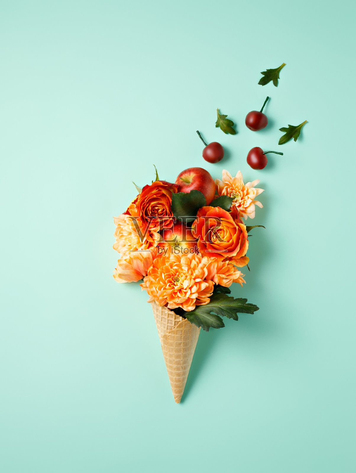 创意的布局，美丽的花束冰淇淋蛋筒在柔和的绿色背景照片摄影图片