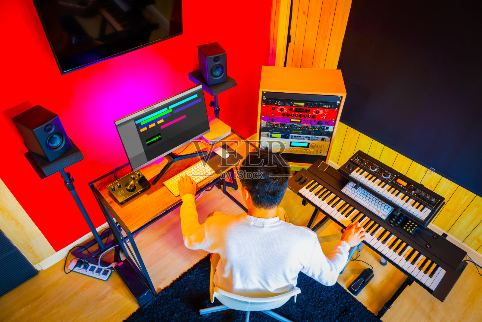 俯视图亚洲男性音乐制作人安排一个热门歌曲在家庭工作室照片摄影图片