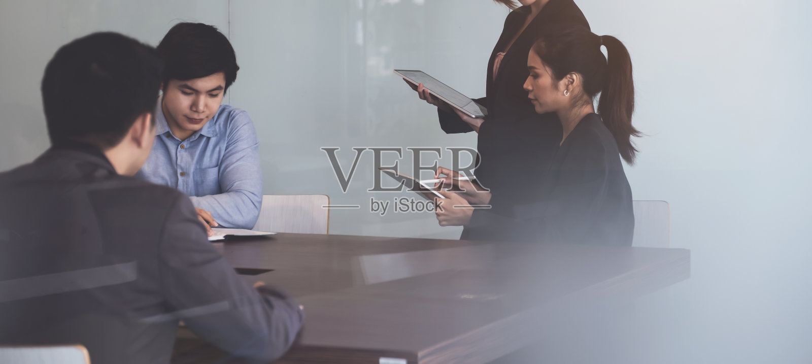 女商人和会计小组检查数字平板电脑上的数据文件，以调查腐败帐户。反贿赂的概念。照片摄影图片