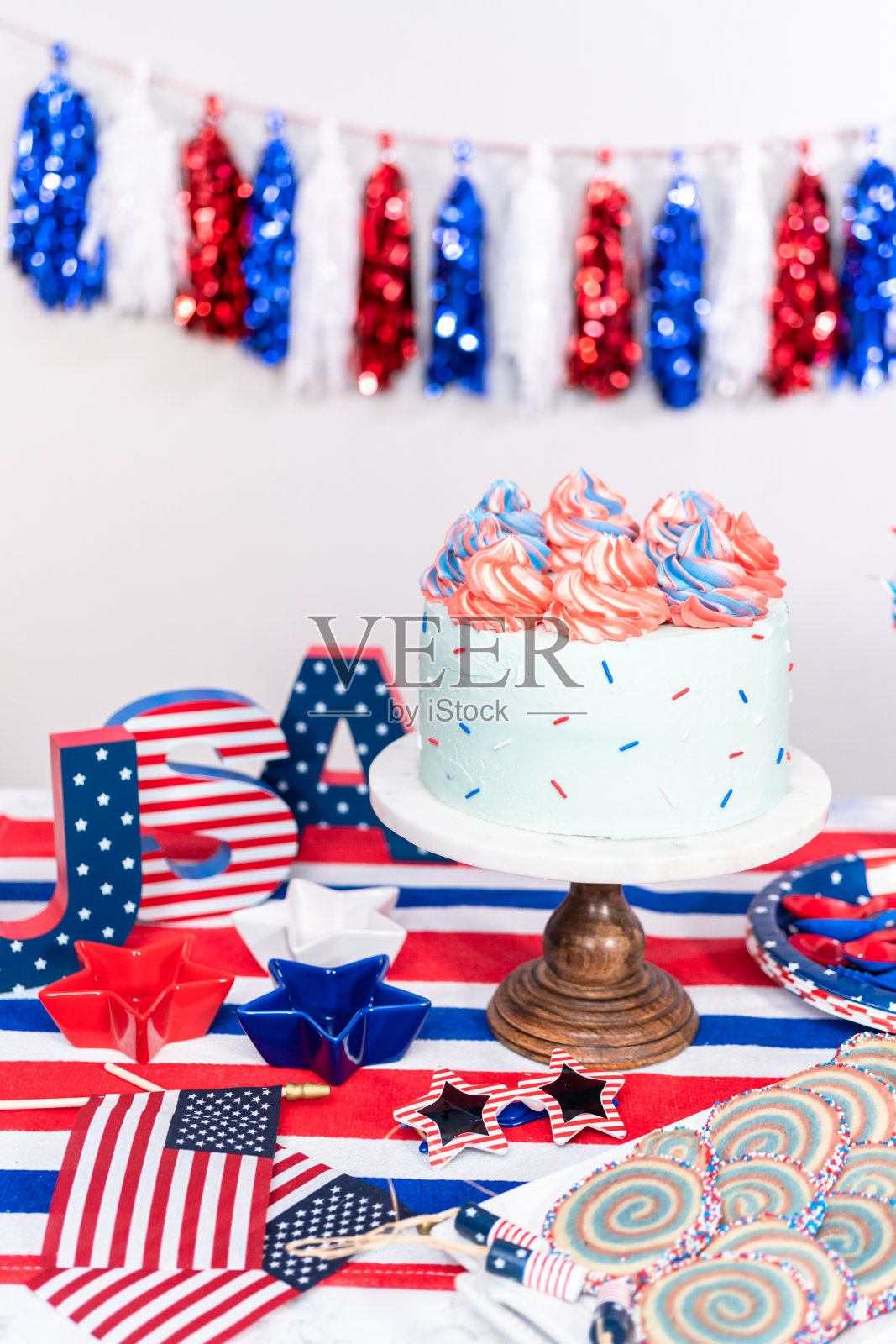 蛋糕，饼干，水果和蔬菜零食托盘在7月4日庆祝派对。照片摄影图片