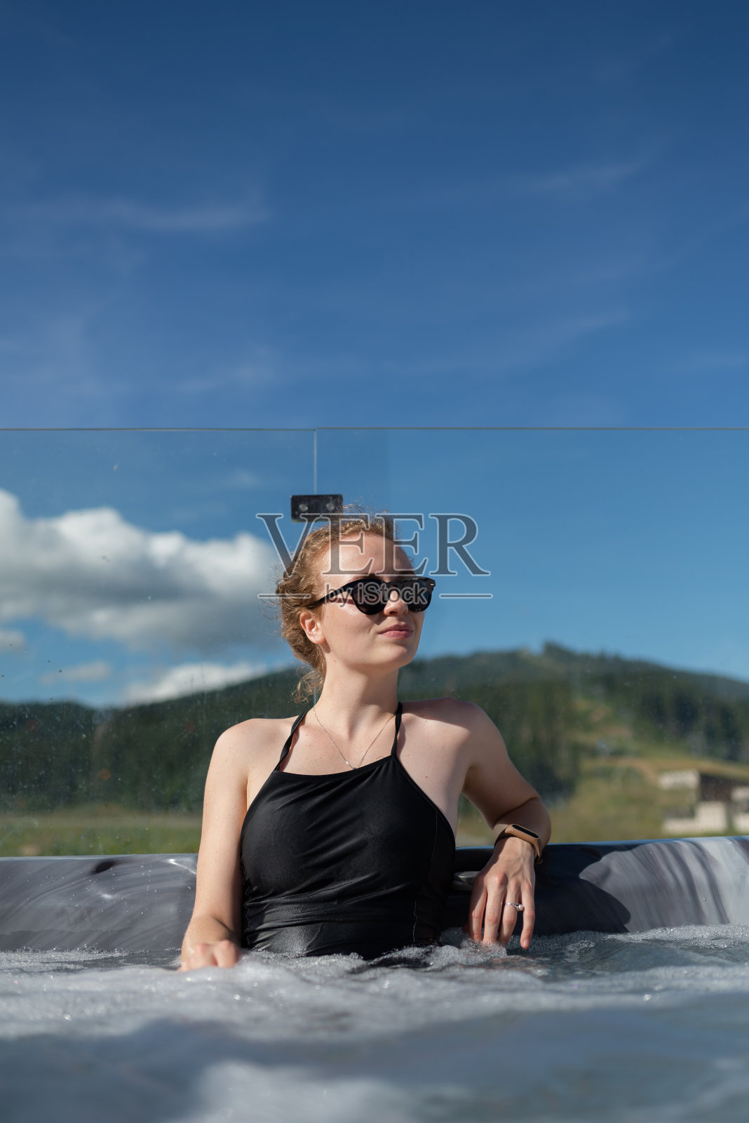 小女孩在群山的背景上洗澡照片摄影图片