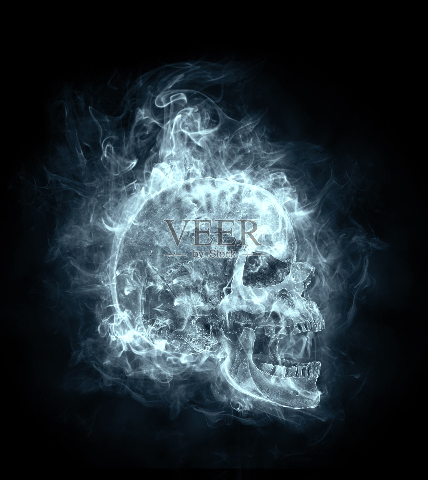 骷髅在烟雾中，在黑色的背景上飞行照片摄影图片