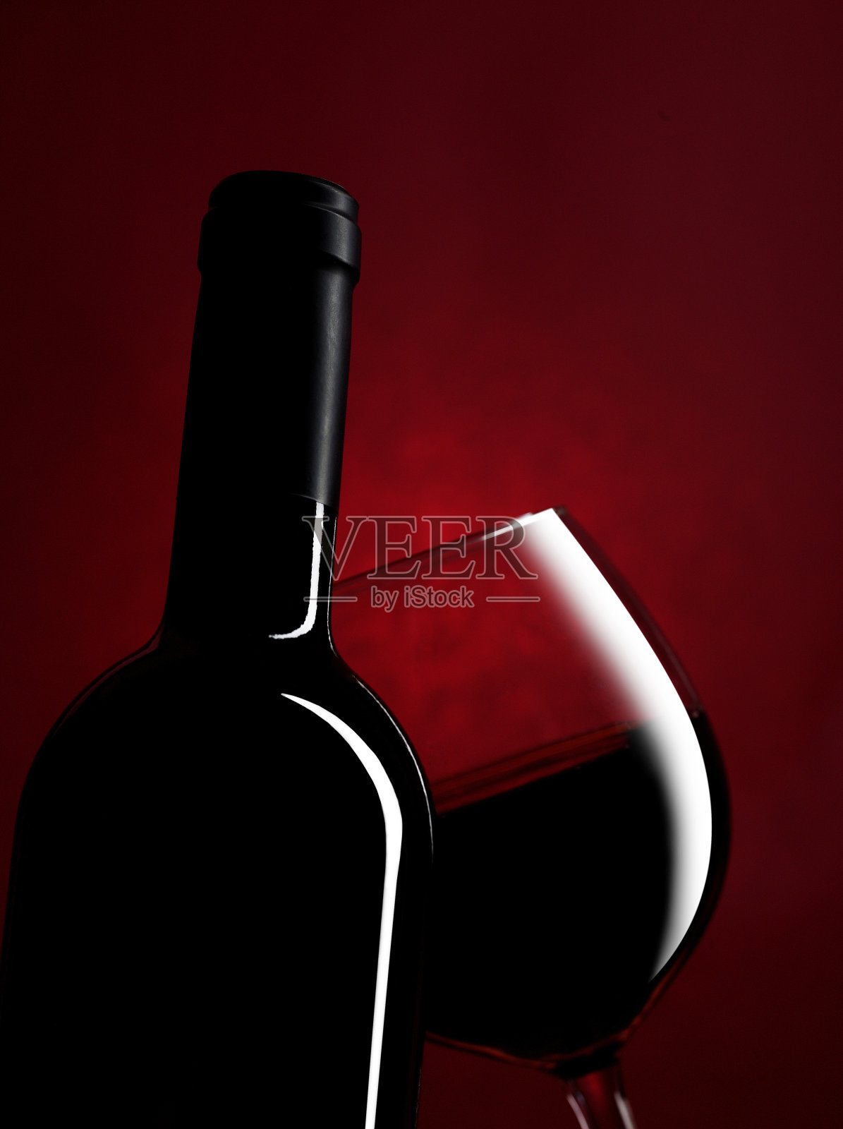 红酒瓶和玻璃特写照片摄影图片