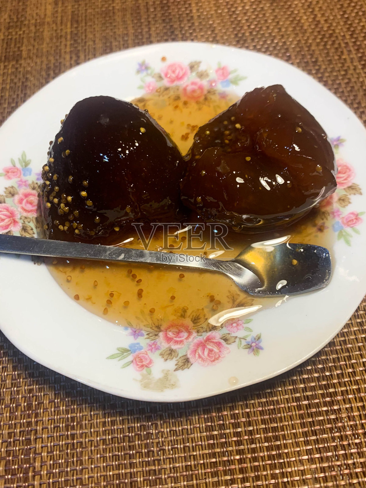 复古餐盘上自制的无花果酱照片摄影图片