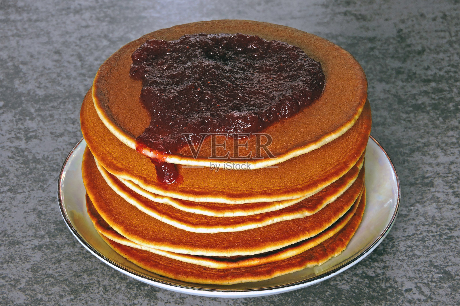 美国煎饼配黑莓和果酱。照片摄影图片