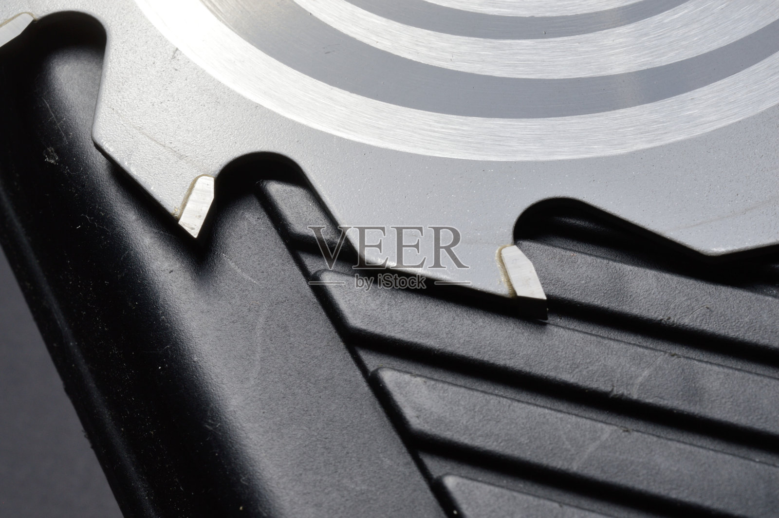 圆锯片放在塑料工具箱上。特写镜头。照片摄影图片