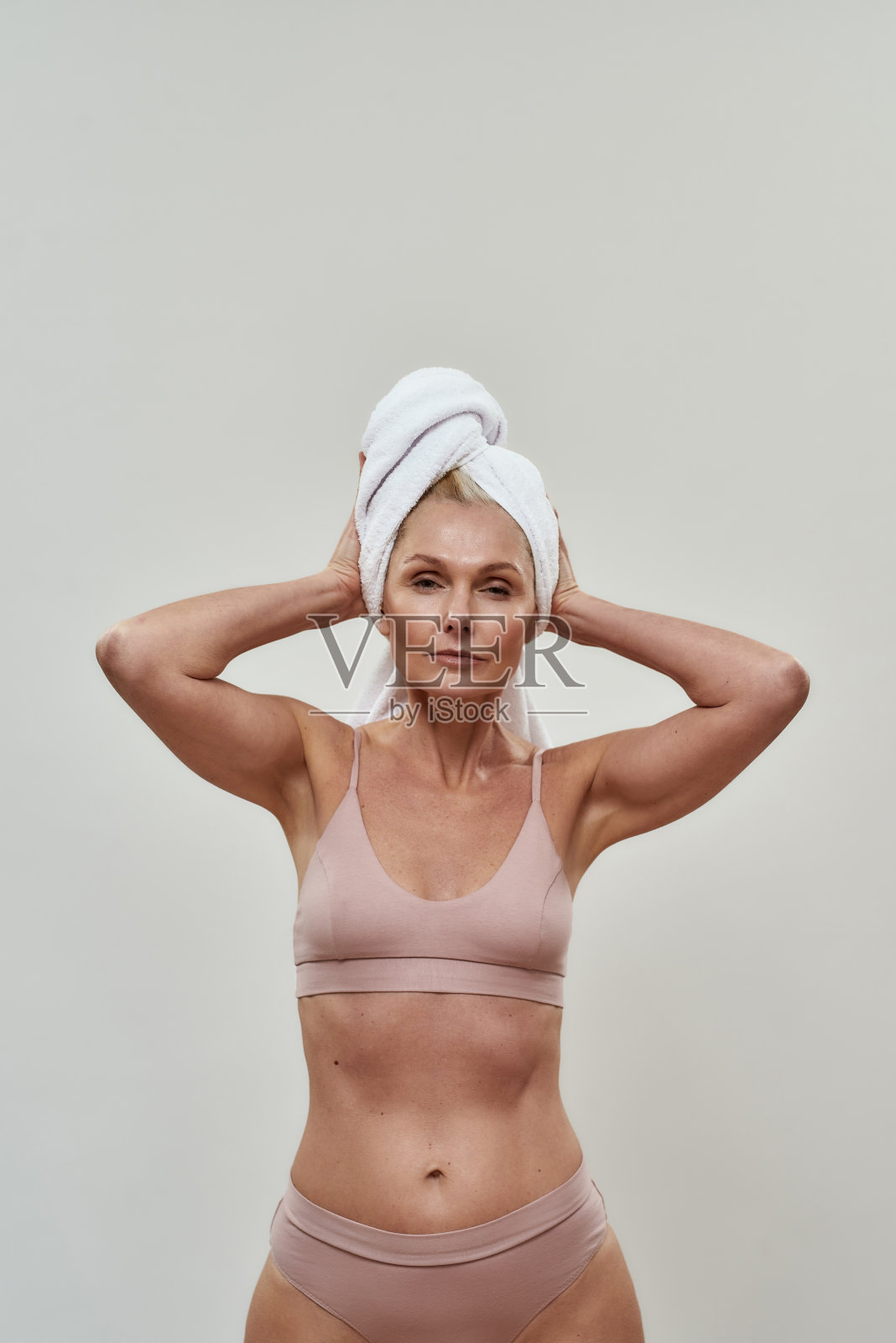 自信的女士正对着她头上的毛巾照片摄影图片