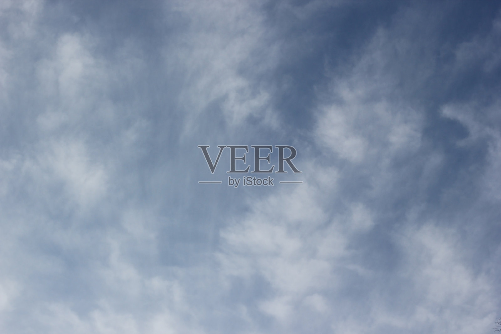 稀疏的白云在冬季蓝色的天空背景背景纹理照片摄影图片