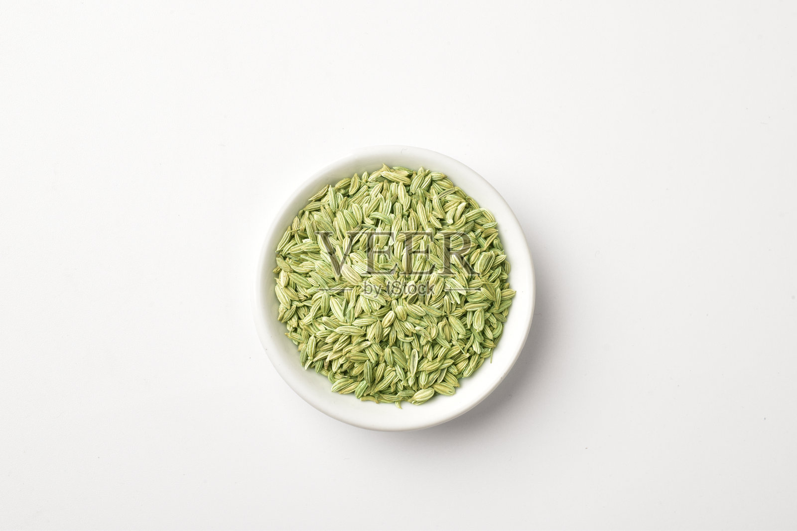 碗中孤立的茴香种子在白色背景上照片摄影图片