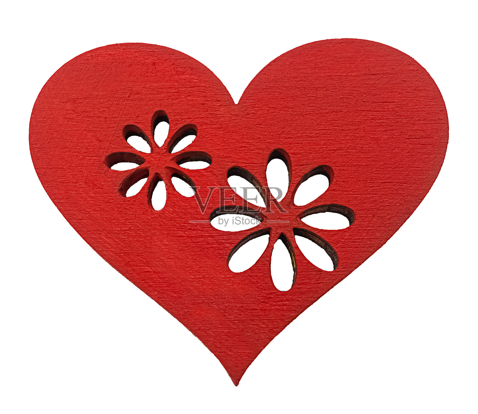 白色背景上带有花朵镂空的木制红心照片摄影图片