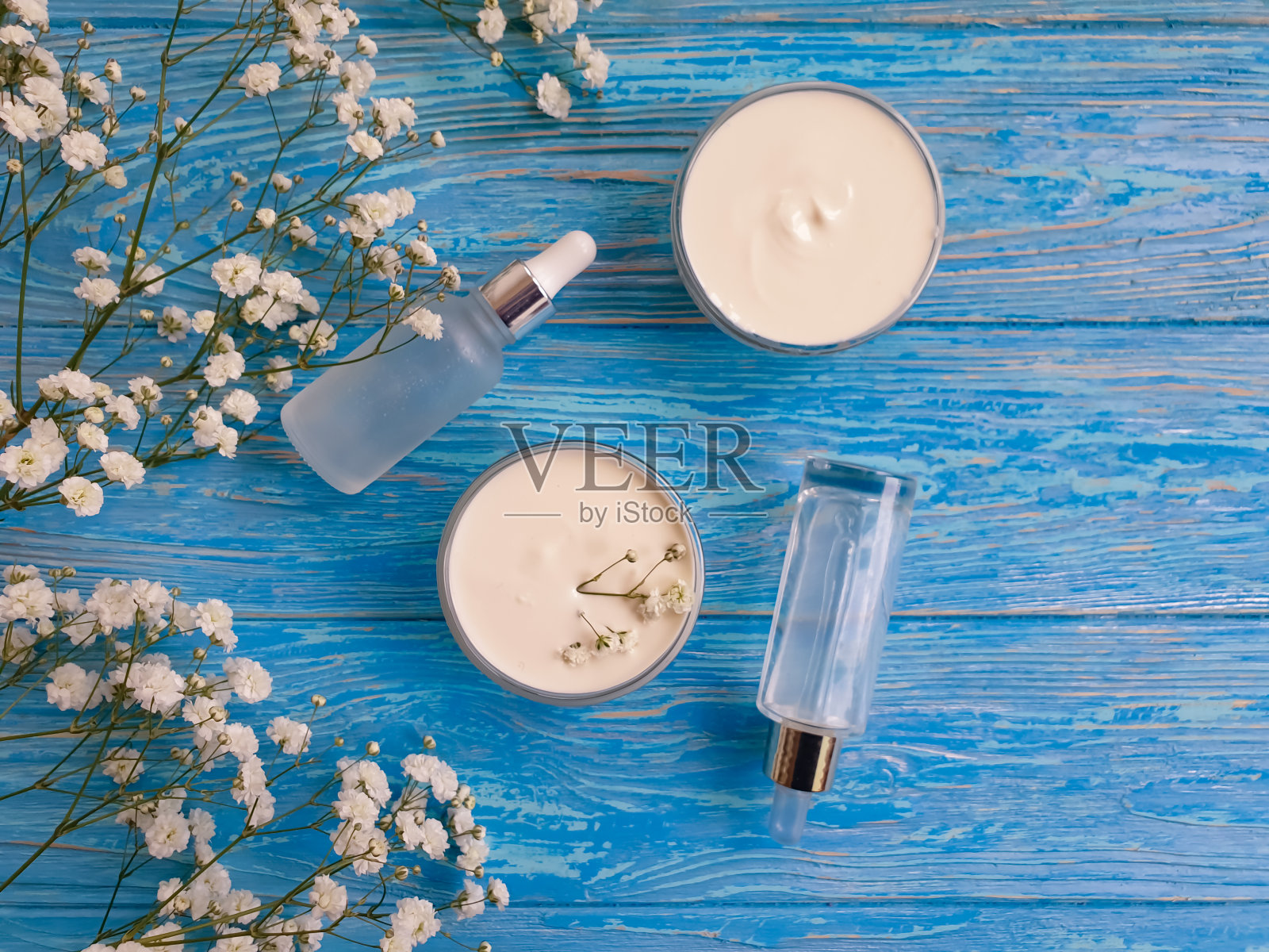 奶油化妆品花在木制背景上照片摄影图片