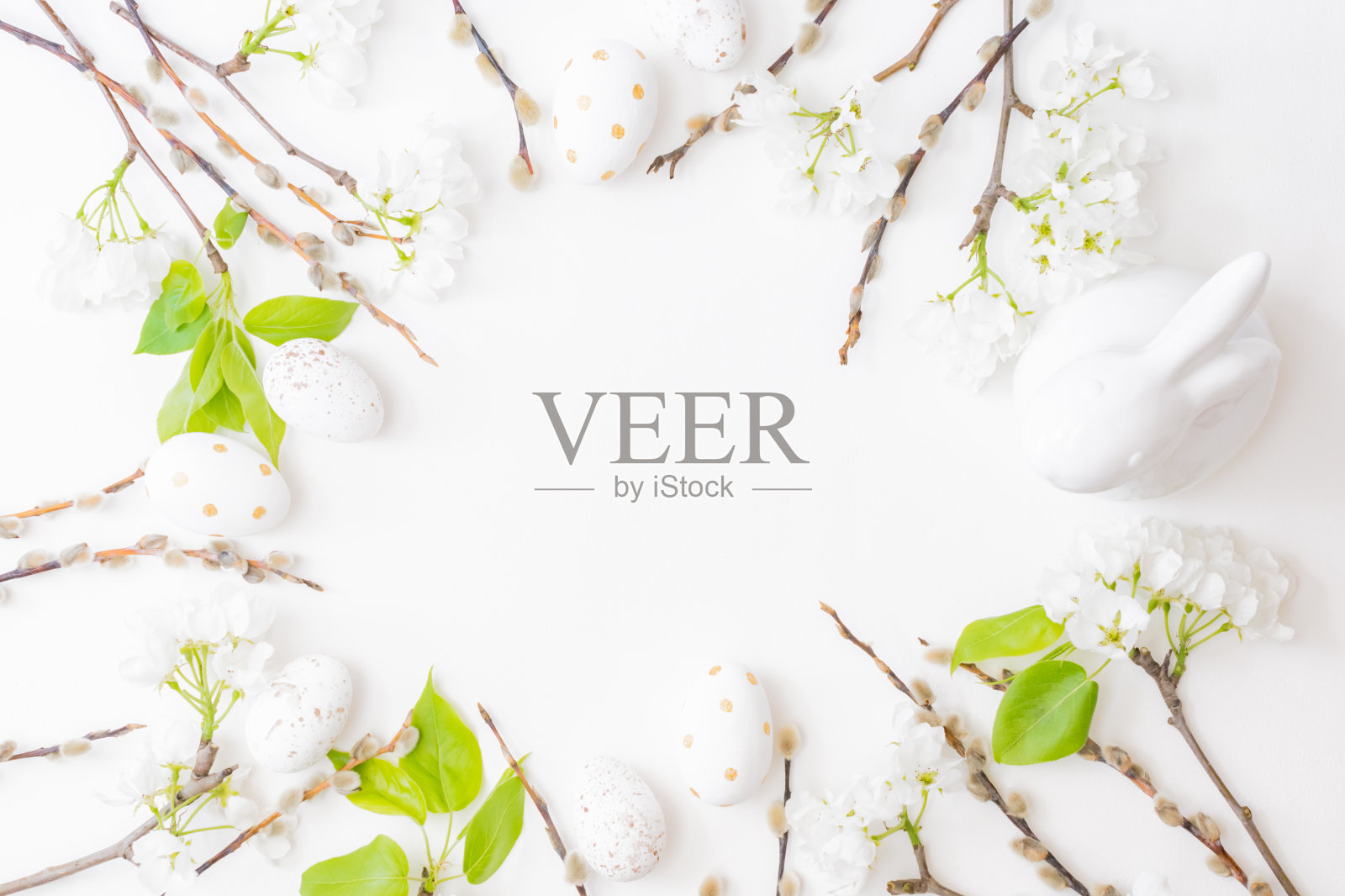 平躺复活节构图与春天的花和鸡蛋在白色的背景照片摄影图片