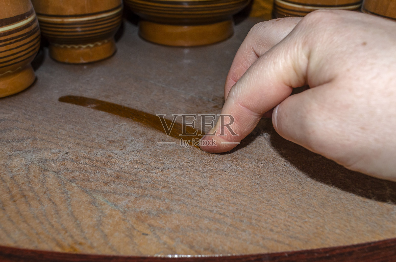 家具上的一层灰尘家里有过敏原照片摄影图片