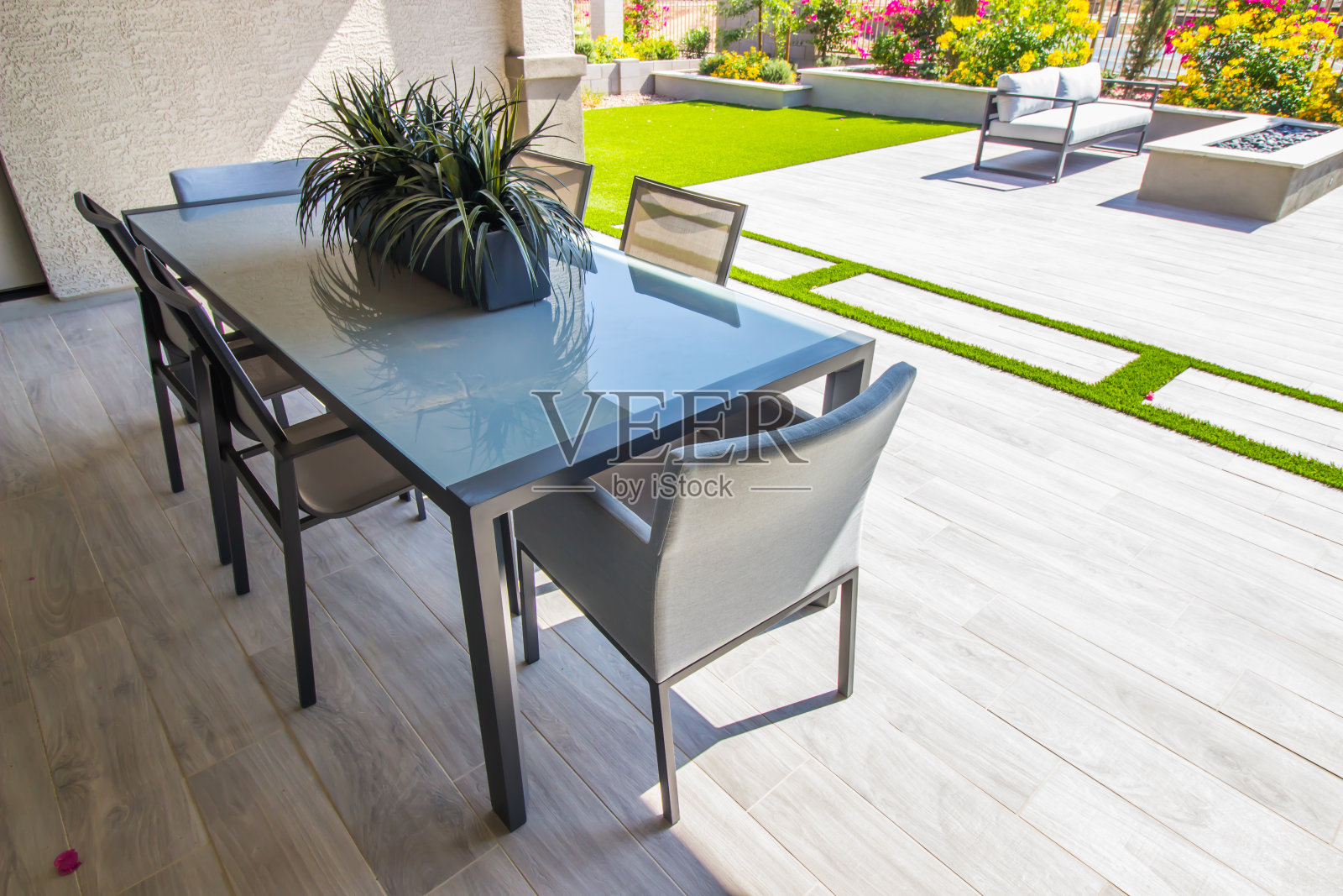 室外后庭院和椅子照片摄影图片