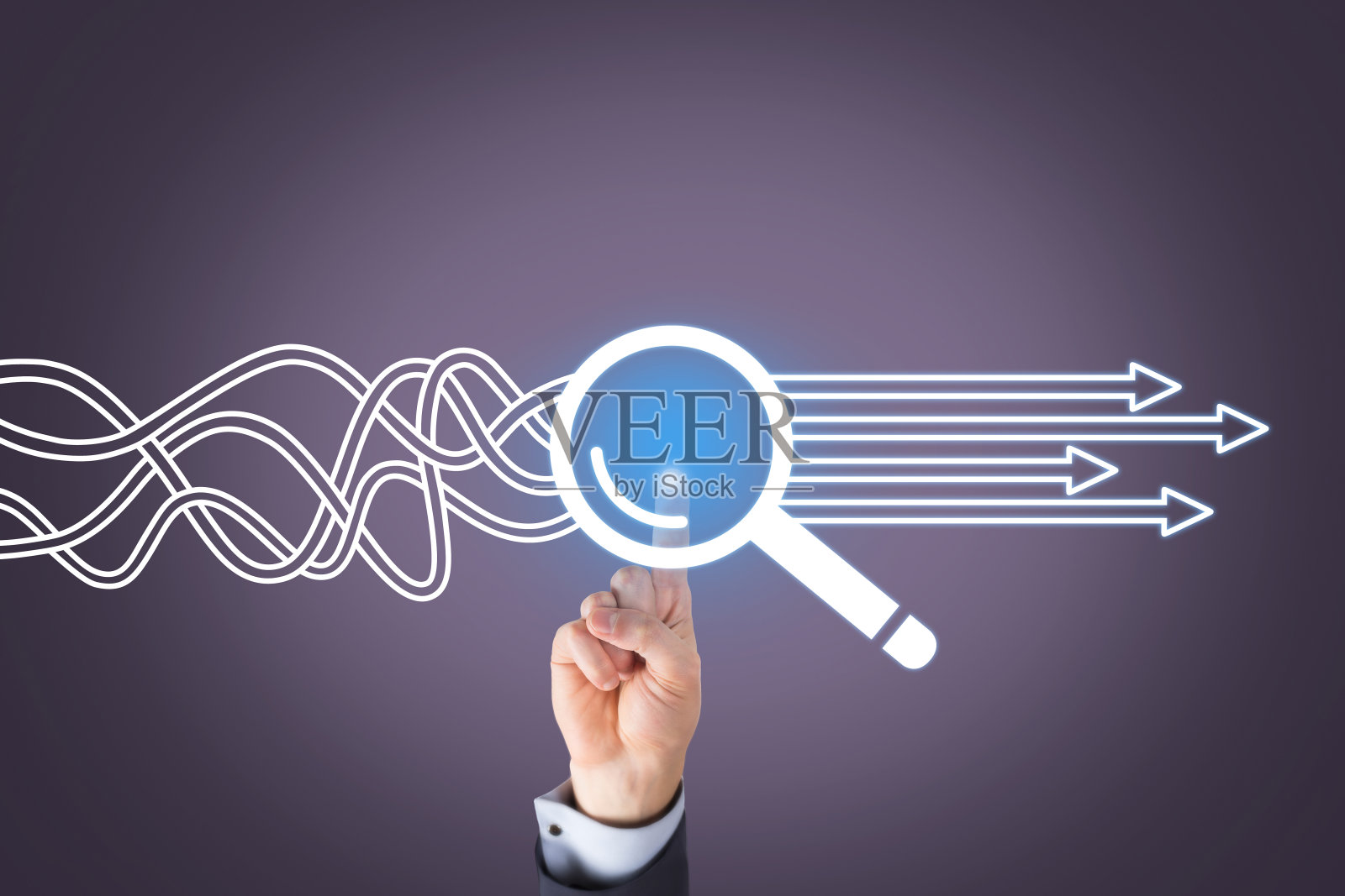 解决方案概念与放大镜触摸屏照片摄影图片