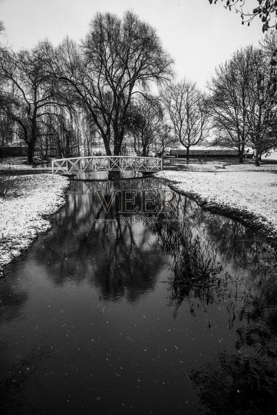 在暴风雪和洪水中的窄船照片摄影图片