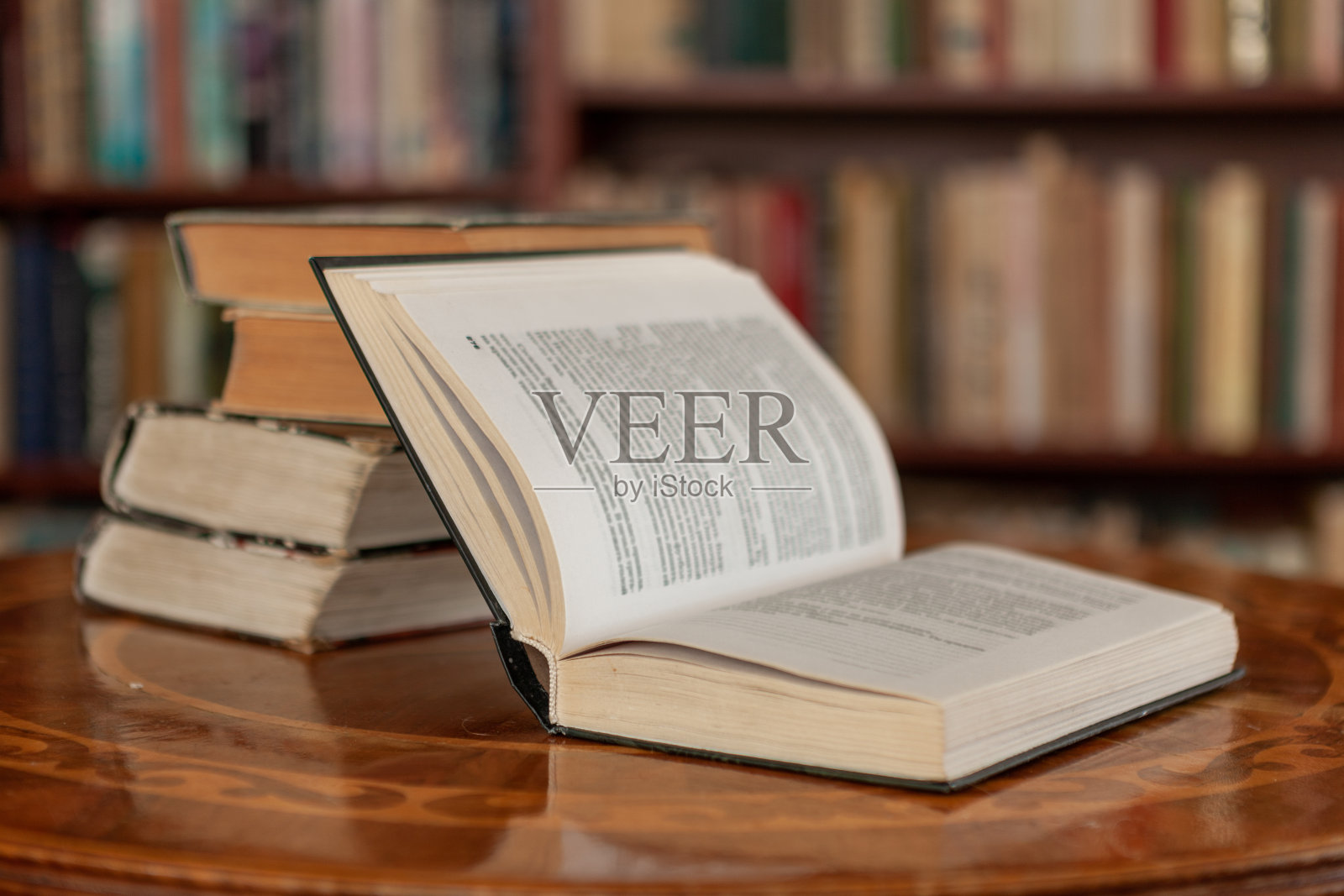 打开书和一堆旧书的背景是家庭图书馆照片摄影图片