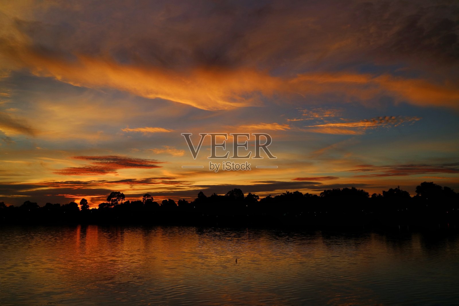 傍晚的风景。照片摄影图片