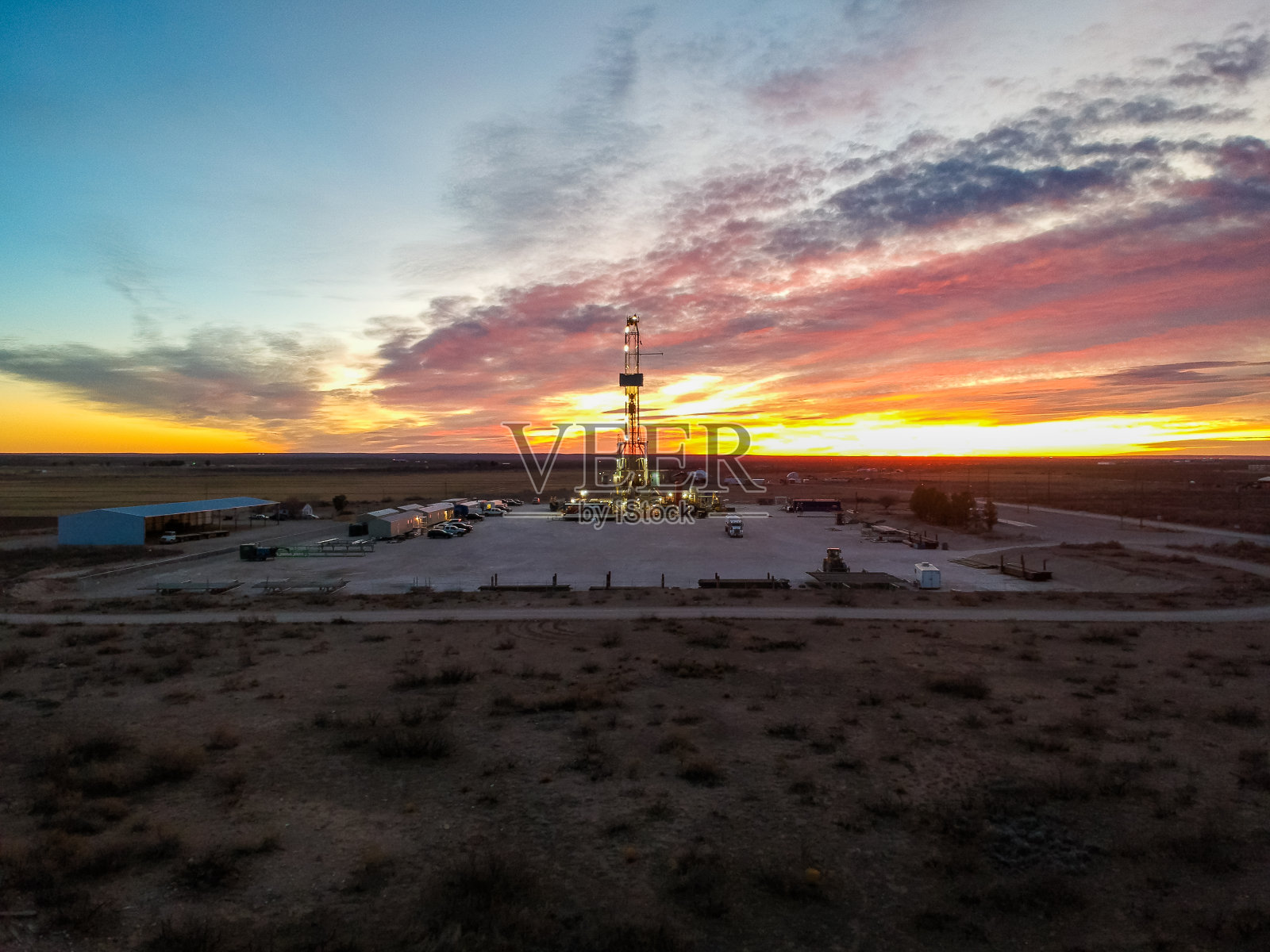 新墨西哥州日出油田的钻井平台照片摄影图片